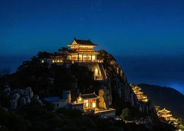 新阅读|夜爬泰山，看不见山有多高也看不见路有多陡