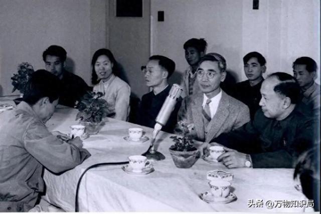 1960年，钱学森夫妇与郭永怀一家颐和园留影，两位夫人都才貌俱全