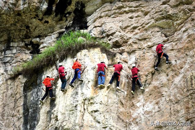 六盘水月照神雕峰吸引全国夏令营学生“清凉凌空漫步”打卡体验