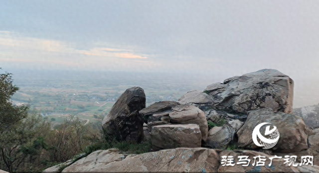 泌阳县罗汉山：初秋雨后宛若仙境 云雾奇石共绘水墨画卷