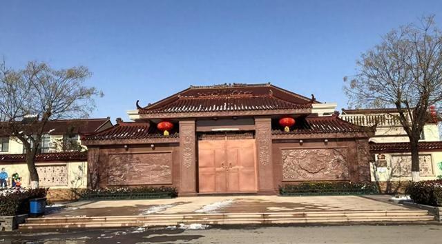 回不去的刘强东：为老家豪捐161亿，祖宅却深夜被泼油漆