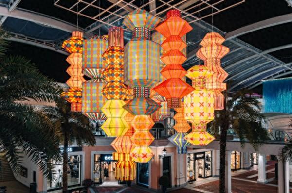 重庆佛罗伦萨小镇打造光影主题活动