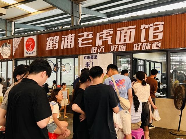 “火”在菜场里的面馆
