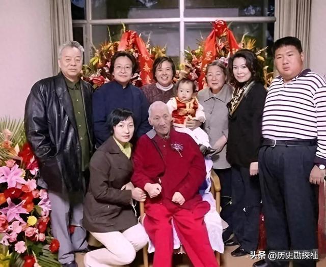 毛岸青81岁生日时的全家福，两个妹妹前来贺寿，儿媳刘滨体贴蹲着