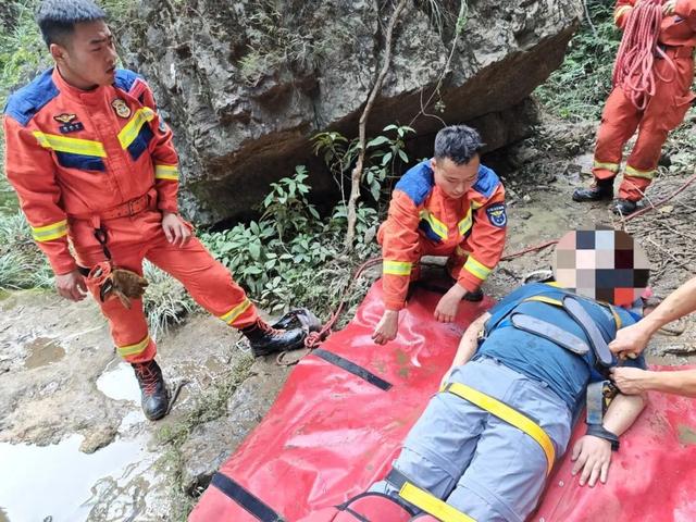 一男子于开阳十万溪瀑布登山被困 消防员开启4小时担架营救
