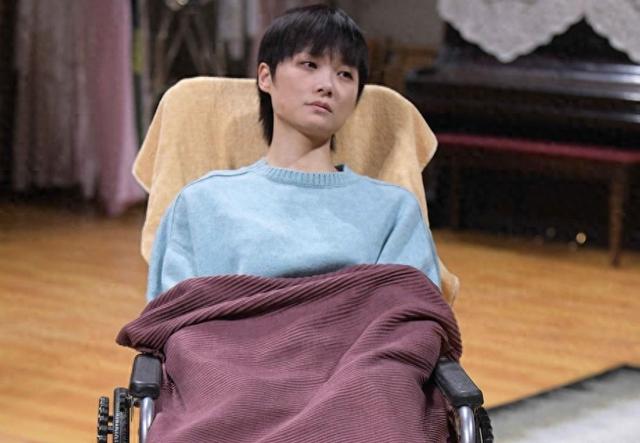 轮椅出行，不能躺下，41岁患“不死癌症”的李宇春，现状如何呢？
