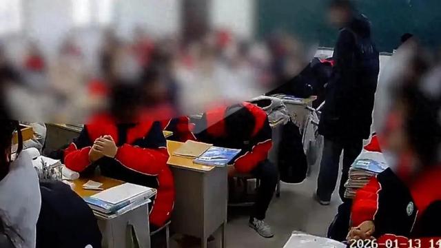 河南一学生用板凳攻击同学，多方回应：被打学生已就医检查，打人学生被开除	，教育局介入调查