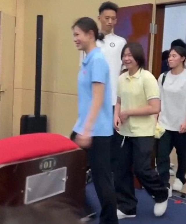 全红婵开学第一天遇到熟人？院长竟是"老相识"，害羞的用手捂着嘴