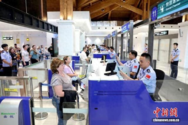 （活力中国调研行）海南今年免签入境外国人近40万人次 三亚成热门目的地