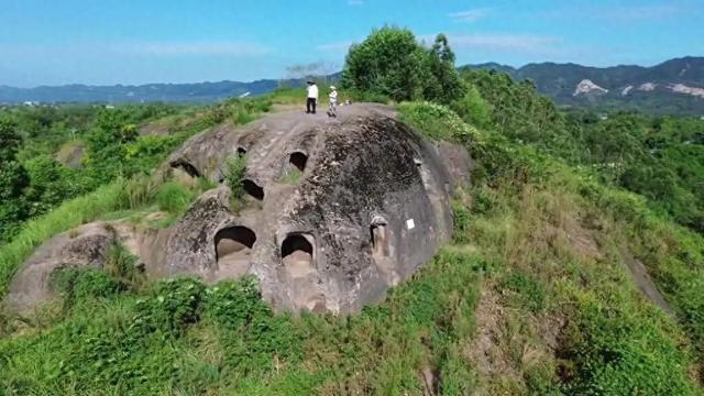 重庆永川闹市边发现一处奇观，山坡全被掏空，到处是窟窿
