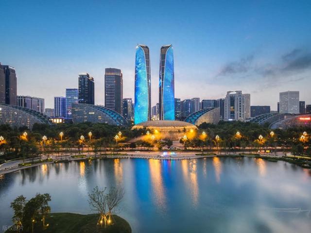 有人说，在成都面前，南京就是一座“小城市”，事实果真如此吗？
