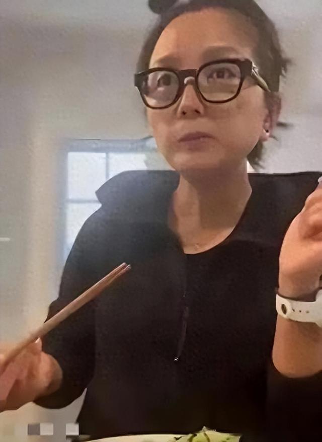 40岁何洁瘦成排骨胸！带三个孩子 为了生活经常直播到凌晨三四点