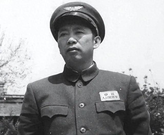 刘亚楼看戏时，一个科长把脚放到他头上，还问他是哪个单位的