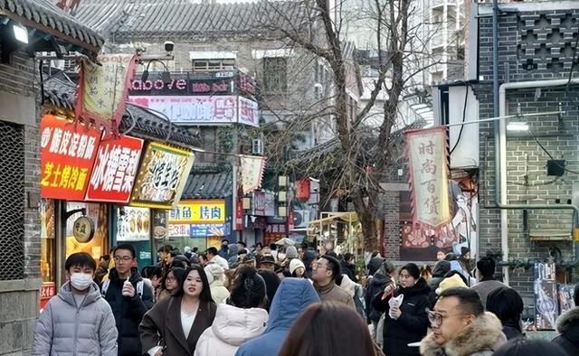 元旦假期济南宽厚里人气火爆，各地美食引游客打卡寻味