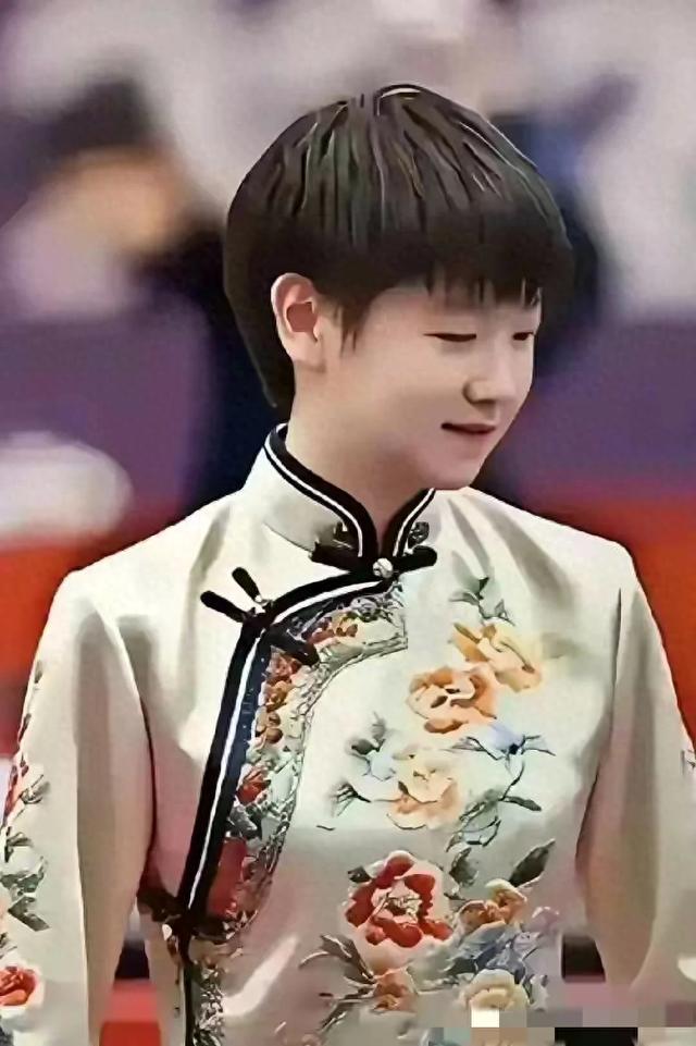 孙颖莎穿旗袍第一现身！网友直呼：哇塞太美了这身材颜值谁扛得住