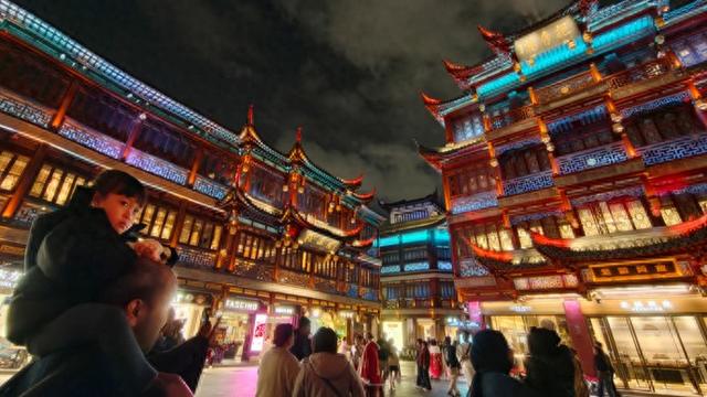 焕彩豫园冬季灯光秀绚丽上演