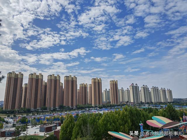 泰安西南有一个体育公园，犹如大草原，紧邻一座文旅商业综合体