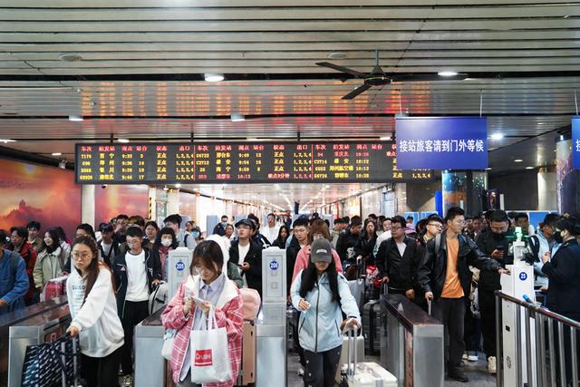 返程高峰，铁路部门加开2189列旅客列车送旅客回家