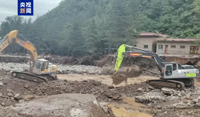 中国安能专业救援队驰援甘肃榆中 正全力抢通损毁主干道路