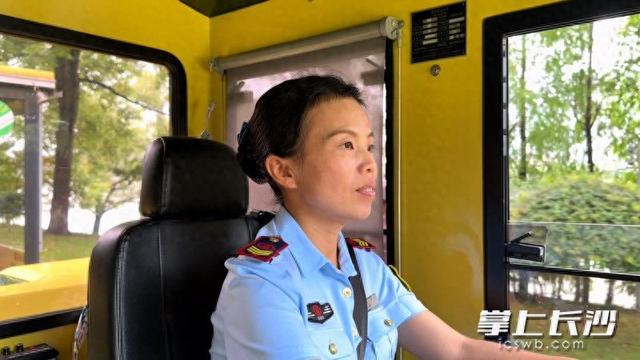 周姣，开着99号观光车在橘子洲景区行驶了6万公里的时光守护者