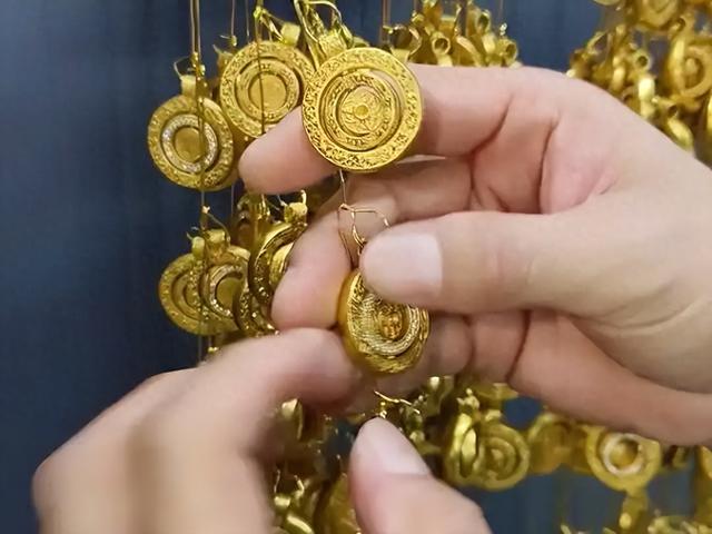 镉超标9000倍！廉价合金饰品成“美丽陷阱”，你的首饰安全吗？