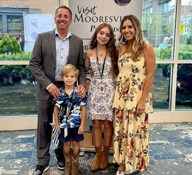 美国赛车手在坠机中遇难	，飞机起飞5分钟坠毁，机上竟有3名飞行员