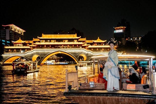超级黄金周四川文旅到底有多火？“耍不完，根本耍不完” | 封面头条