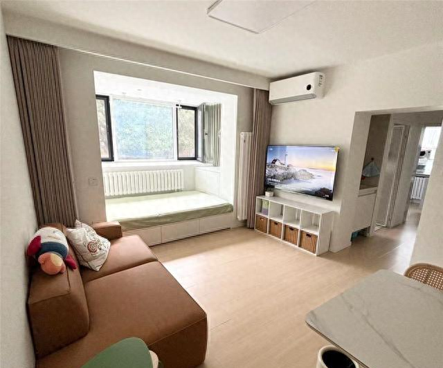 北京姑娘38㎡蜗居客厅火了，因“阳台改成卧室”走红	，太有想法了