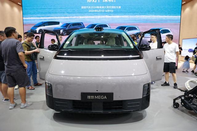 起火事故后的车主百态：有的演练逃生，有的选择信任