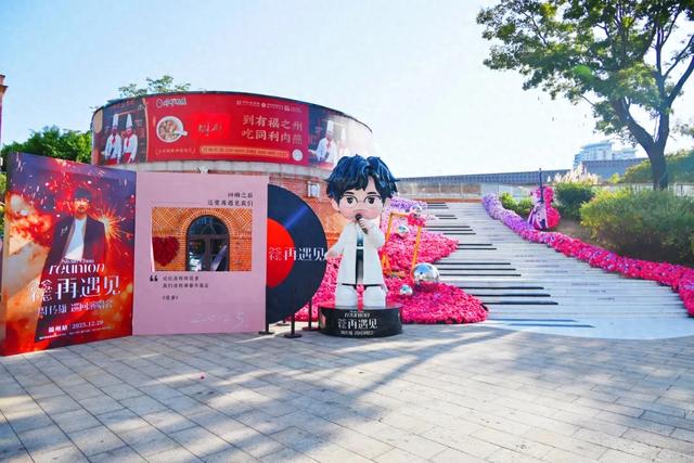 “神秘人物”亮相青年广场!一起开启江畔浪漫之旅!