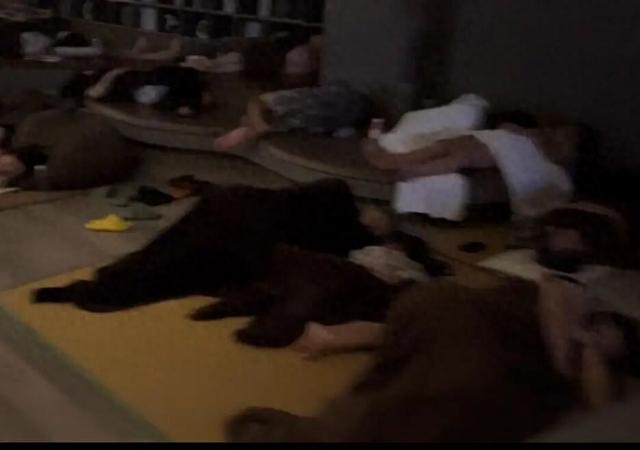 景德镇一洗浴中心地上躺满过夜的游客，工作人员回应