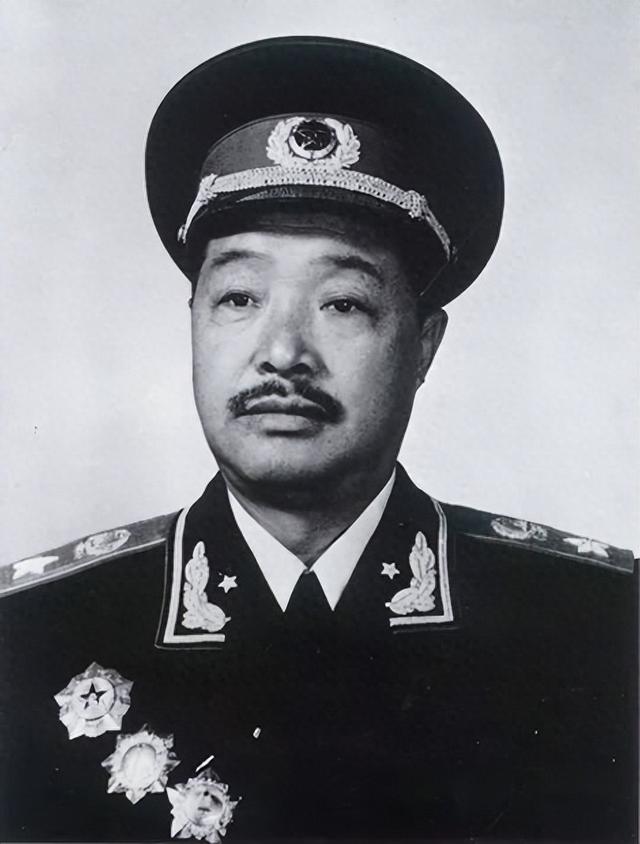 贺龙简介（每天了解一位历史名人贺龙）