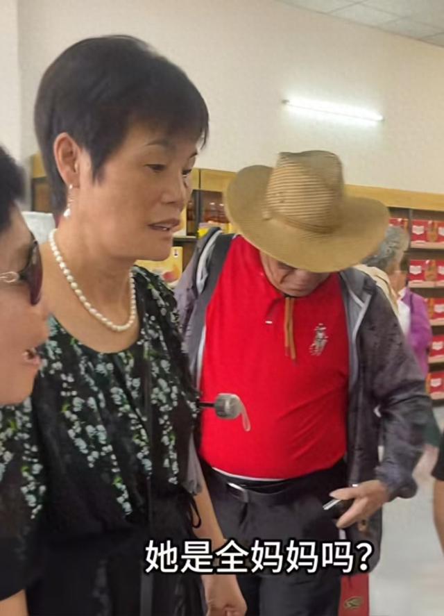 全红婵爸妈开店，热情切柚子招待游客，全进华停更半个月仍被嘲讽