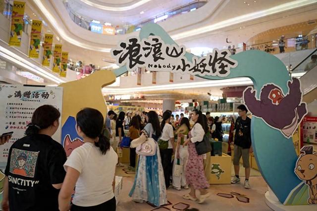 凌晨5点抢毛绒玩具？成年人疯狂追童趣的背后，真相不简单