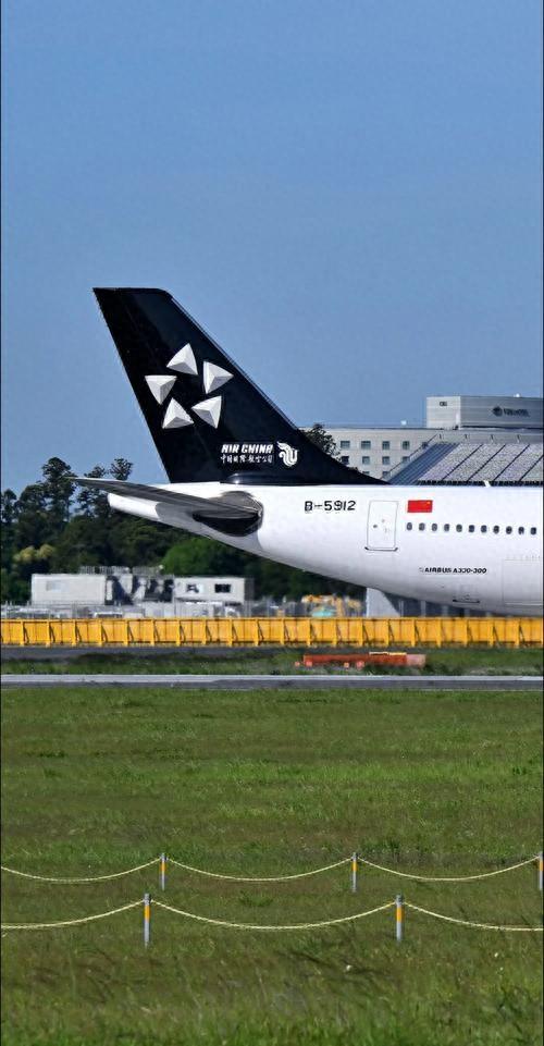 三大航半年亏掉48亿！每天2600万打水漂，机票却越卖越贵？