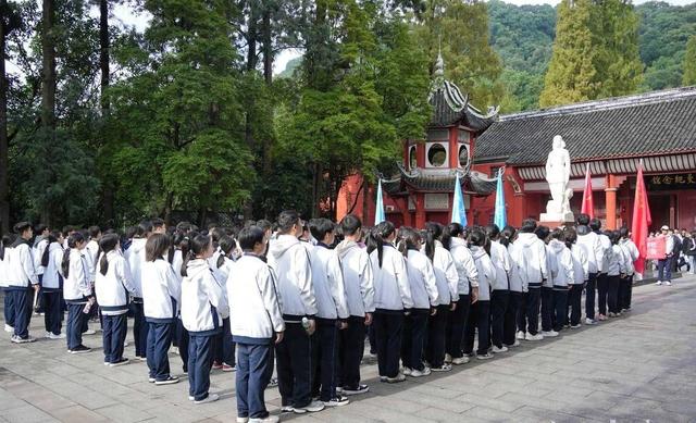 集中徒步、景区研学、免费托管……四川宜宾学生“花式”度过首个秋假