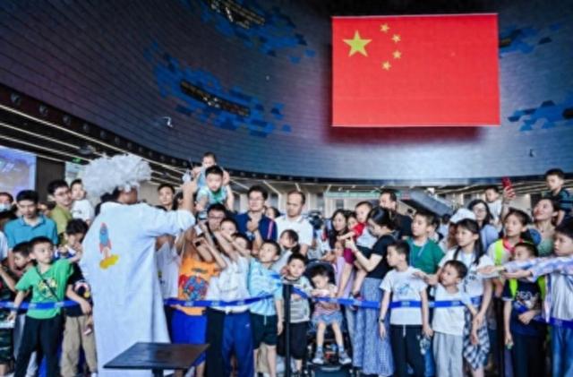 深圳科技馆全球观众突破200万人次