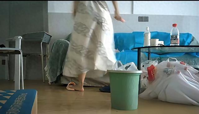 副院长视频后续！眼科女主任爱干净，旧沙发上铺了两张无菌床单