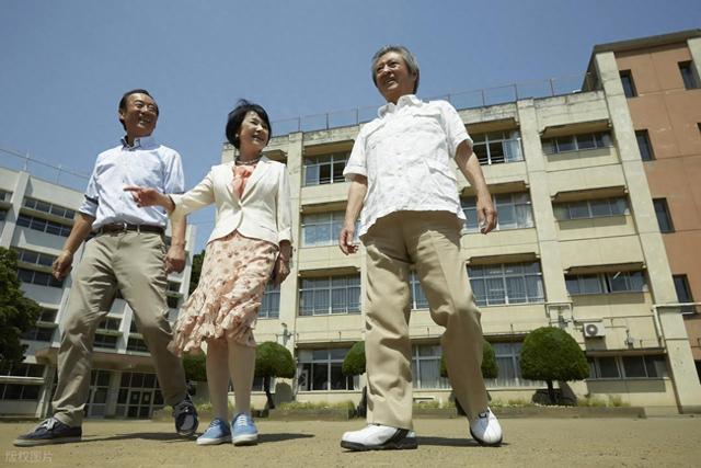 “四地多走动，子孙才会富”：人过五十，要常去这几个地方走动