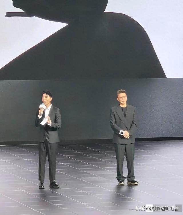 谢霆锋穿错衣服了，西装套装上宽下松，把身材都拉成五五分了。