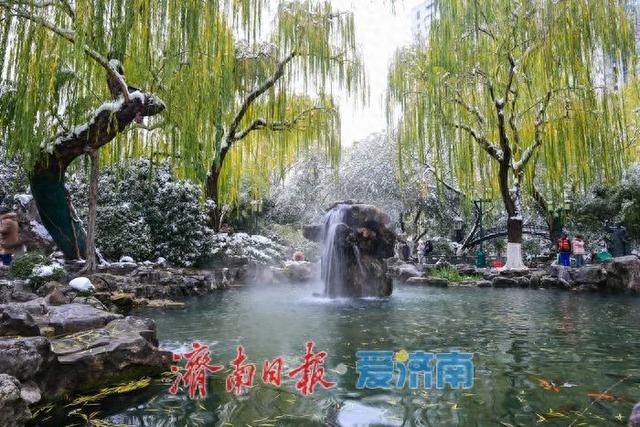 雪映月牙泉 飞瀑入画来