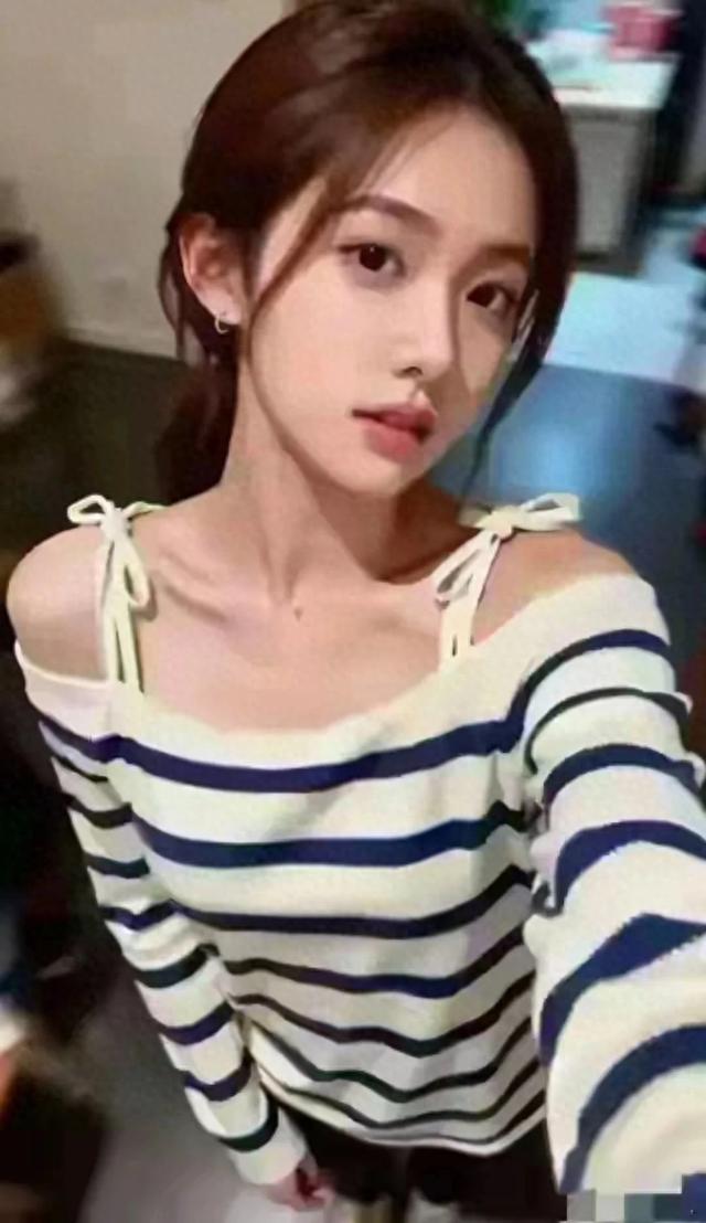 云南大学校花，美到极致360°无死角 乖巧呆萌 五官精致 可爱乖乖女