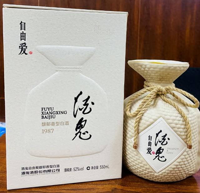 胖东来“自由爱”爆火后，又一白酒引疯抢，100%纯粮仅售128元！