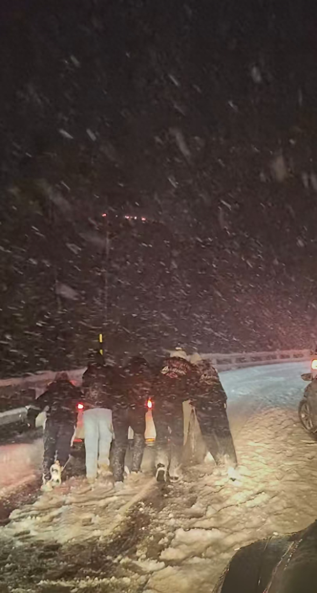 突降暴雪！有上海游客被堵8小时！知名景区紧急劝返300人，最新公告↗