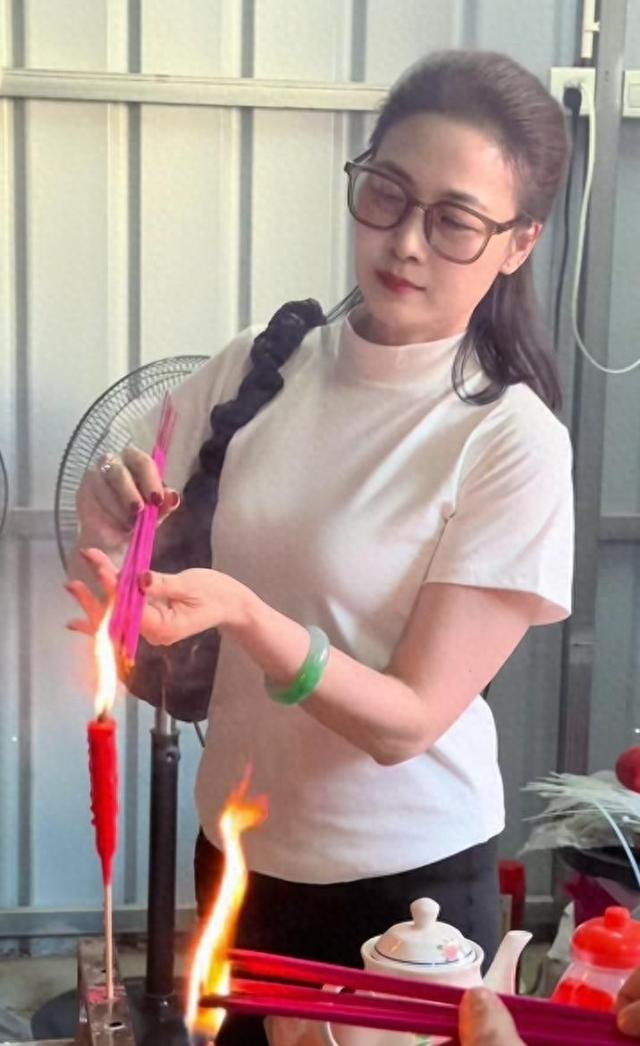 56岁广州美女蒋文端仍美貌出众，现在还当了领导，已嫁富商生女