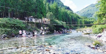 避暑经济 带热民宿露营产业