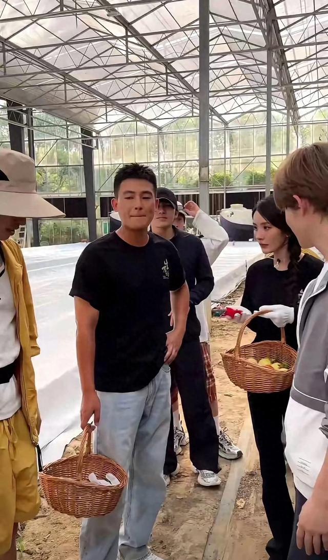 欧豪和杨幂现身菜园子，杨幂好漂亮，欧豪痞帅痞帅的，简直太养眼