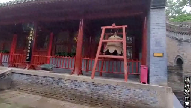 来看看释永信在少林寺居住的地方，门口有两位保镖看守