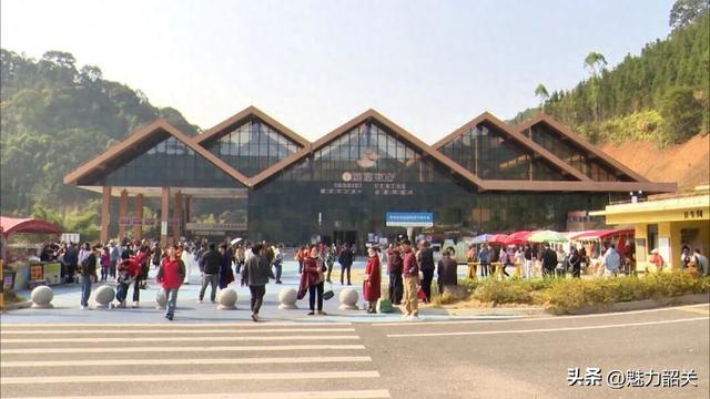 广东韶关南雄帽子峰旅游景区客流激增 多部门联动服务