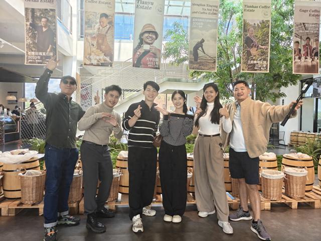 【坐上火车去云南】中外博主走进普洱，在茶咖香里邂逅“有一种叫云南的生活”